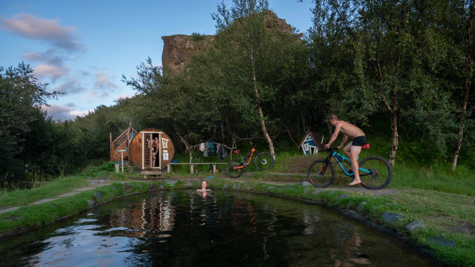 Kveldskos: Sykling, varme kilder og verdens minste sauna i en vakker symbiose Island-stisykling-6