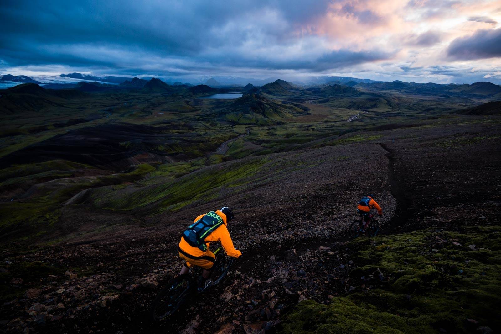 Solnedgang på Laugarvegur: Stephen Matthews og Wade Simmons nyter en perfekt sti i det Islandske fjellandskapet. Island-Stisykling-8