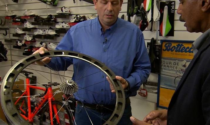 HJULDOPING: Varjas har hevdet både for 60 Minutes og fransk tv at flere syklister hadde elektromagnetiske felter i felgene, som kunne skape energi og en motoreffekt. Skjermdump, 60 Minutes istvan-varjas-1