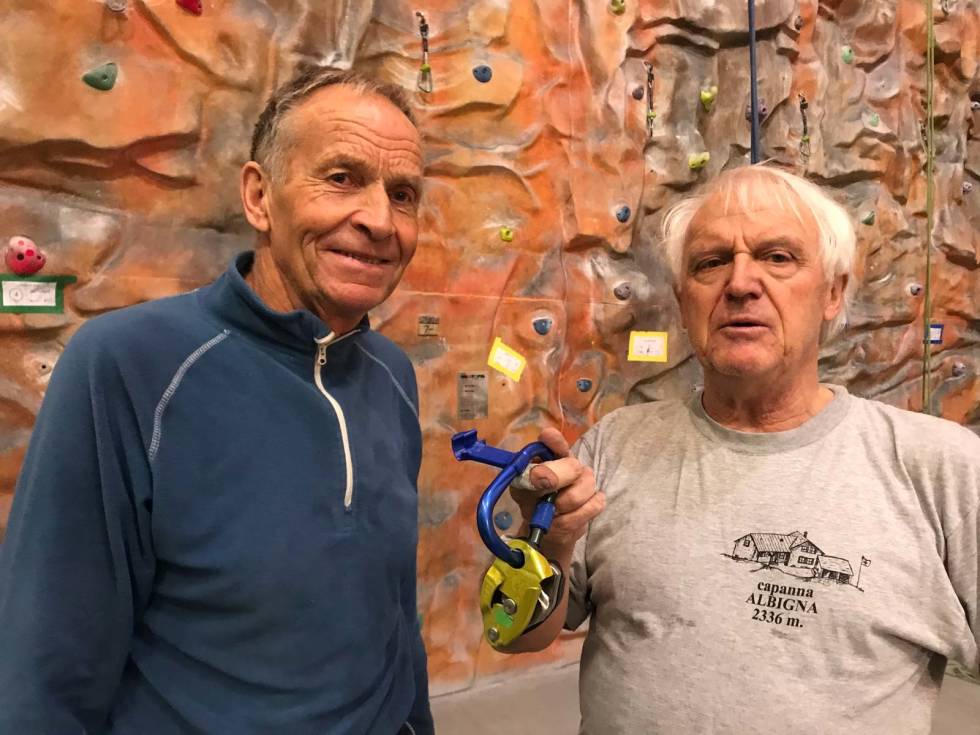 GRIGRI: – Jeg bruker nå Grigri når jeg sikrer. Det er en såkalt assistert taubrems, sier Ivar Walaas. Her sammen med klatrekompisen Odd Eliassen. Foto: Iver Gjelstenl Ivar-Walaas-3