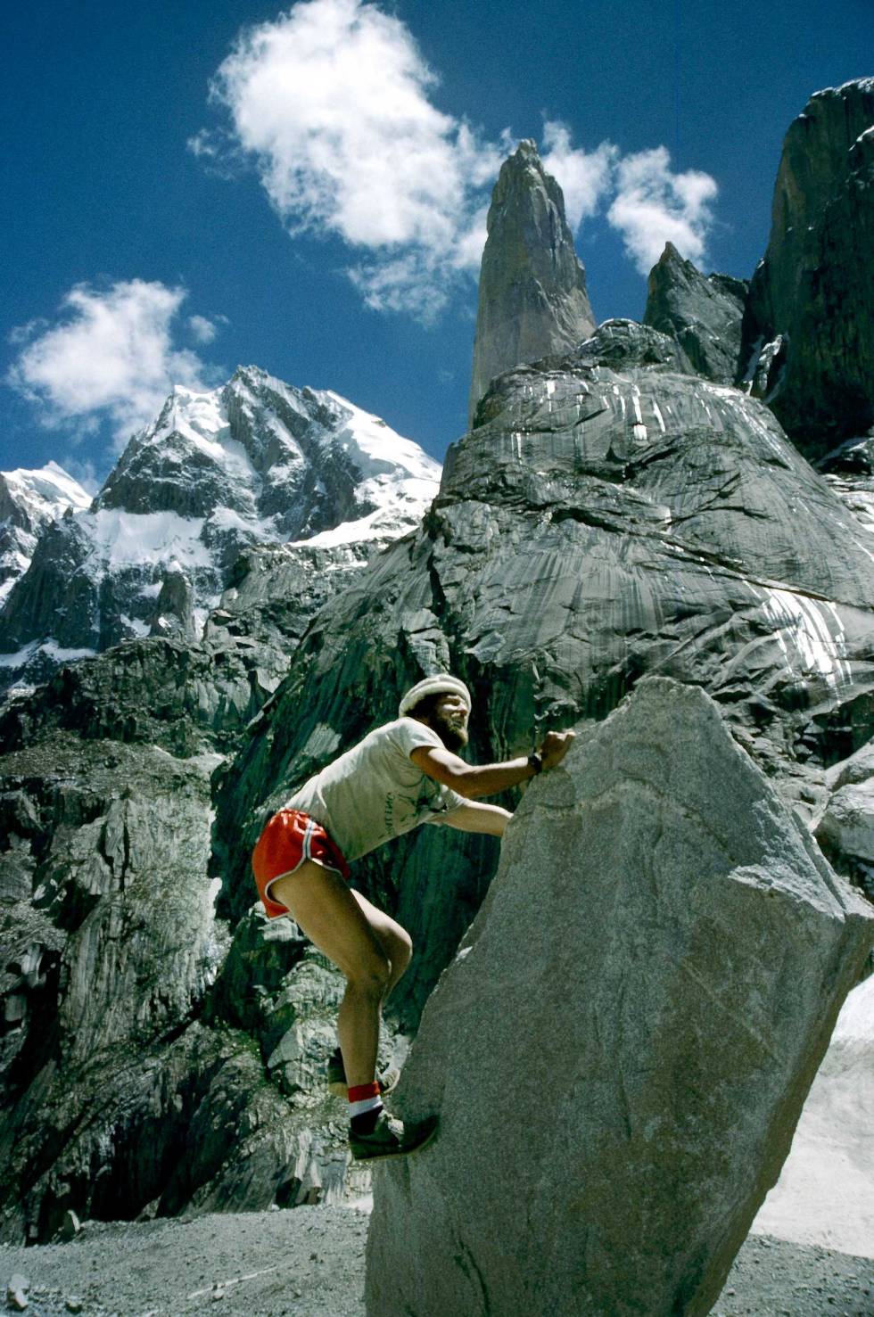 TRANGO: En ung versjon av Iver Gjelstenli under Trango-ekspedisjonen i 1984. – Jeg burde ikke vært der, sier han i dag. Foto: Privat Iver-Gjelstenli-7