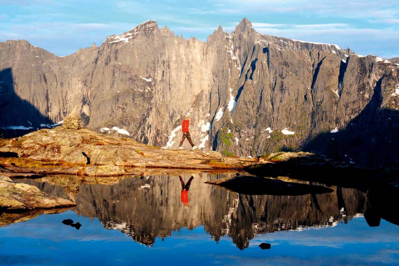 LYSFEST I TROLLVEGGEN: Vil du se hele Trollveggen bade i sol, må du tidlig opp. Foto: Iver Gjelstenli Iver-Gjelstenli-8-anbefaler