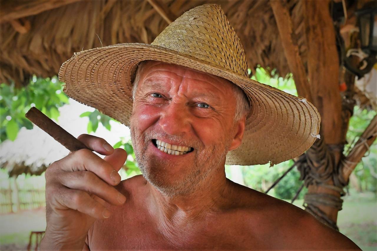 SIGARENS HJEMLAND: Et sted mellom 60 og 70 prosent av Cubas tobakkproduksjon kommer fra distriktet Pinar el Río. Selv en ikke-røyker kan bli fristet til å prøve en av Raúl Reyes sigarer! Foto: Ingrid Fadnes Iver med sigar_Ingrid Fadnes (2)