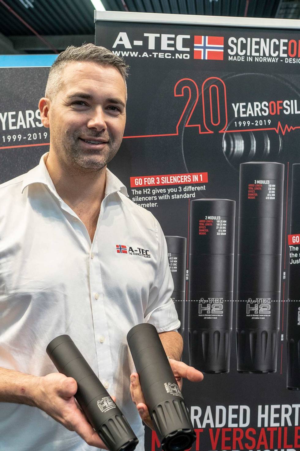 Stille lansering: A-Tecs nye H2 overtar for den velkjente Hertz-serien. Gründer Anders E. Johansen viser godsakene fra A-tec. IWA-outdoor-classic-messe-10