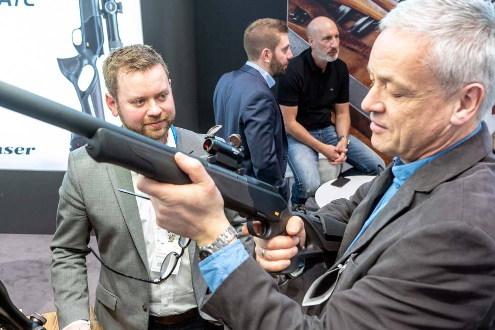 JUSTERBAR KOLBE: Vegard Jørgensen fra Norma kunne fornøyd vise nye Blaser R8 Ultimate til Olaf Schjøll. IWA-outdoor-classic-messe-2