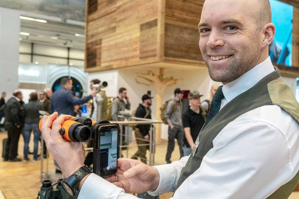 Smart: Wolfgang Schwarze fra Swarovski er godt fornøyd med deres nye mobiladapter. IWA-outdoor-classic-messe-4