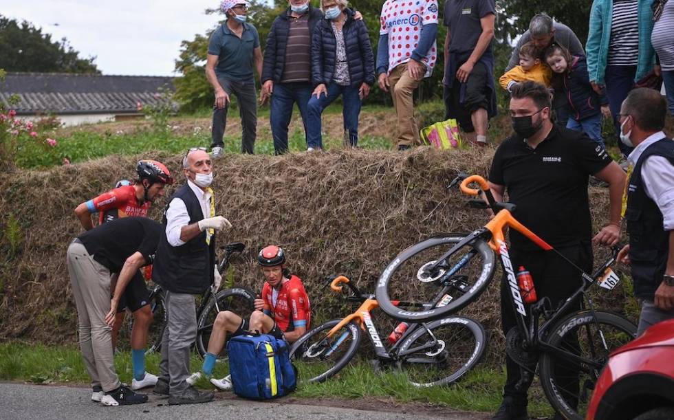 BRØT: Jack Haig var en av rytterne som brøt i dag. Han veltet i en skarp og farlig sving på slutten av etappen. Foto: Cor Vos. Jack-haig