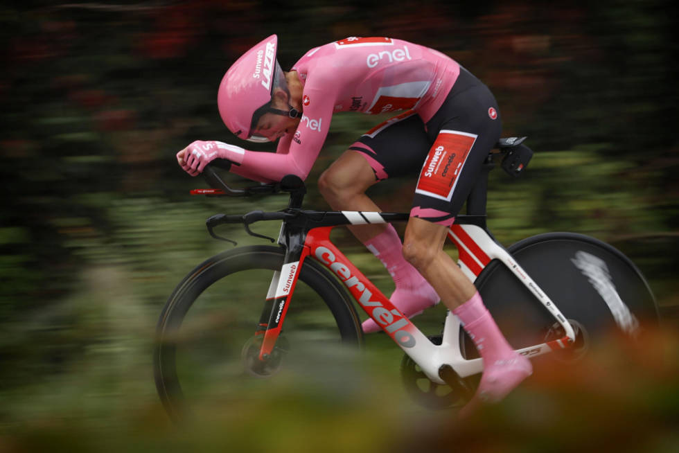 ÉN DAG I ROSA: Jai Hindley tok den rosa trøyen på 20. etappen, før han mistet den til Tao Geohegan Hart på den siste dagen av rittet. Foto: Cor Vos jai hindley giro d'italia 2021 favoritter