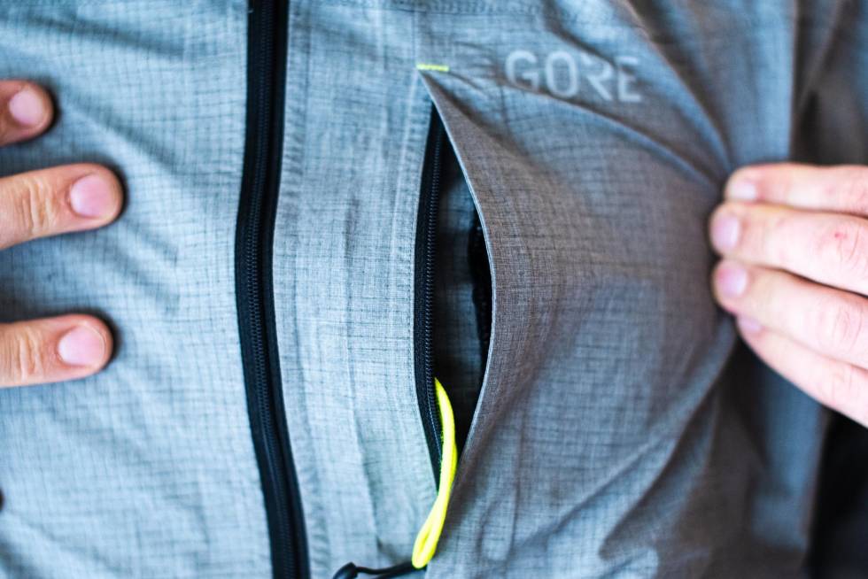 ENESTE DETALJ: En liten brystlomme til ehh, nøkler, i følge Gore. Gore C5 GTX Active Hooded Jacket