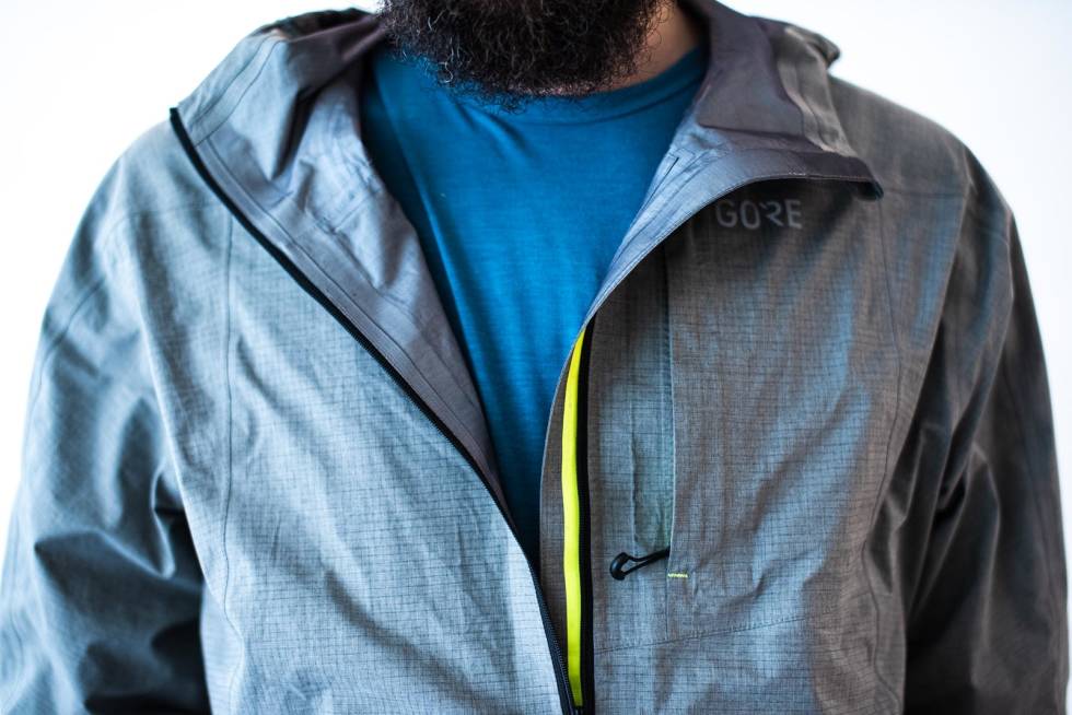 ENKELT SKALL: Syltynn skalljakke uten isolasjon. Lett å pakke ned. Gore C5 GTX Active Hooded Jacket