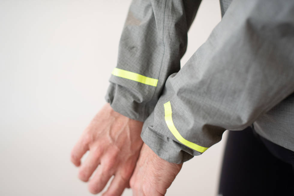 LANGE OG ENKLE: Ermelengden er mer enn lang nok selv for deg med ekstrem apefaktor. Gore C5 GTX Active Hooded Jacket
