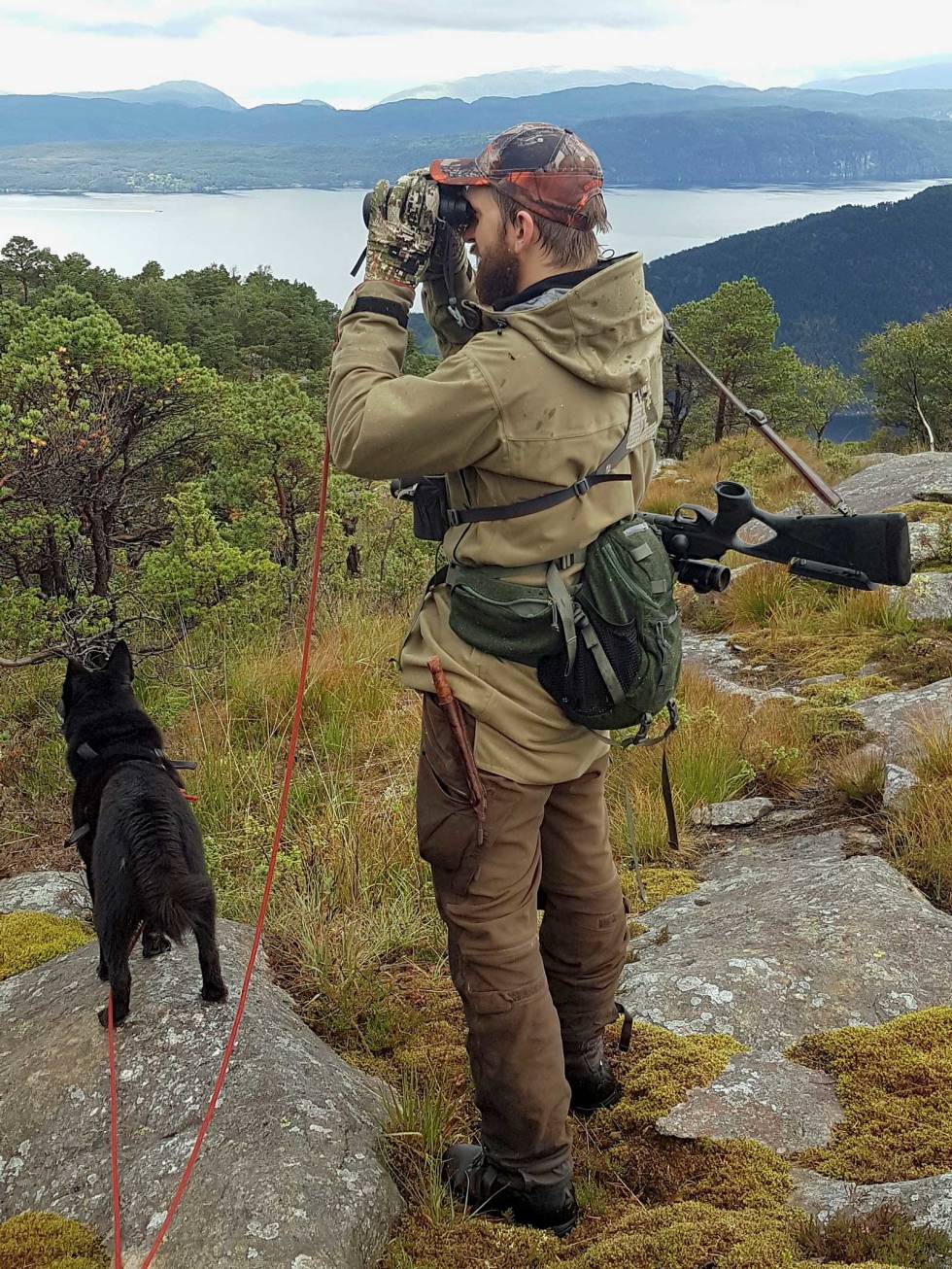FANTASTISK LUKTESANS: Aron markerer veldig tydelig at det er hjort like framfor oss! Jakt-med-bandhund-5