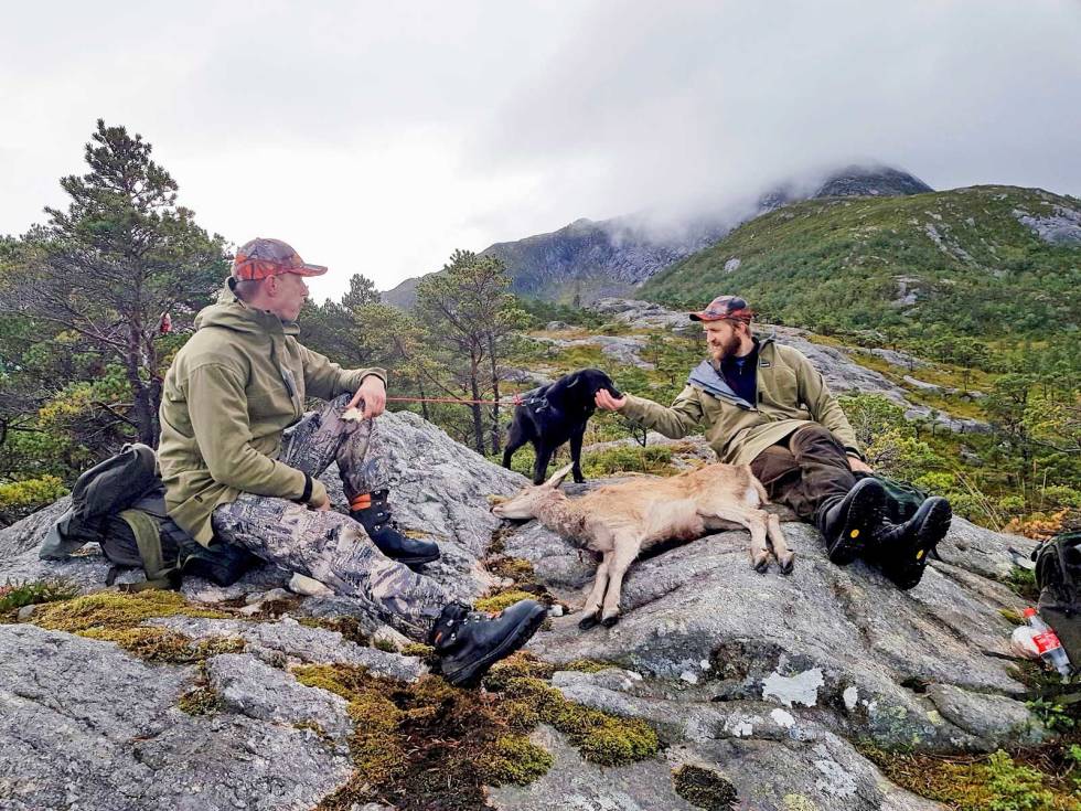 HUNDE-ENTUSIASTER: Unge jegere som ivrer for bruk av svarthund til jakt er rasens viktigste garanti for framtiden. Jakt-med-bandhund-7