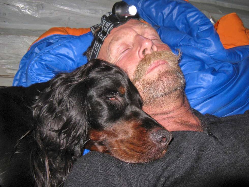 DE GAMLE: Ingen tvil om at både hund og jeger har gitt alt i løpet av en lang jaktdag! Jakt-med-gammel-hund-5