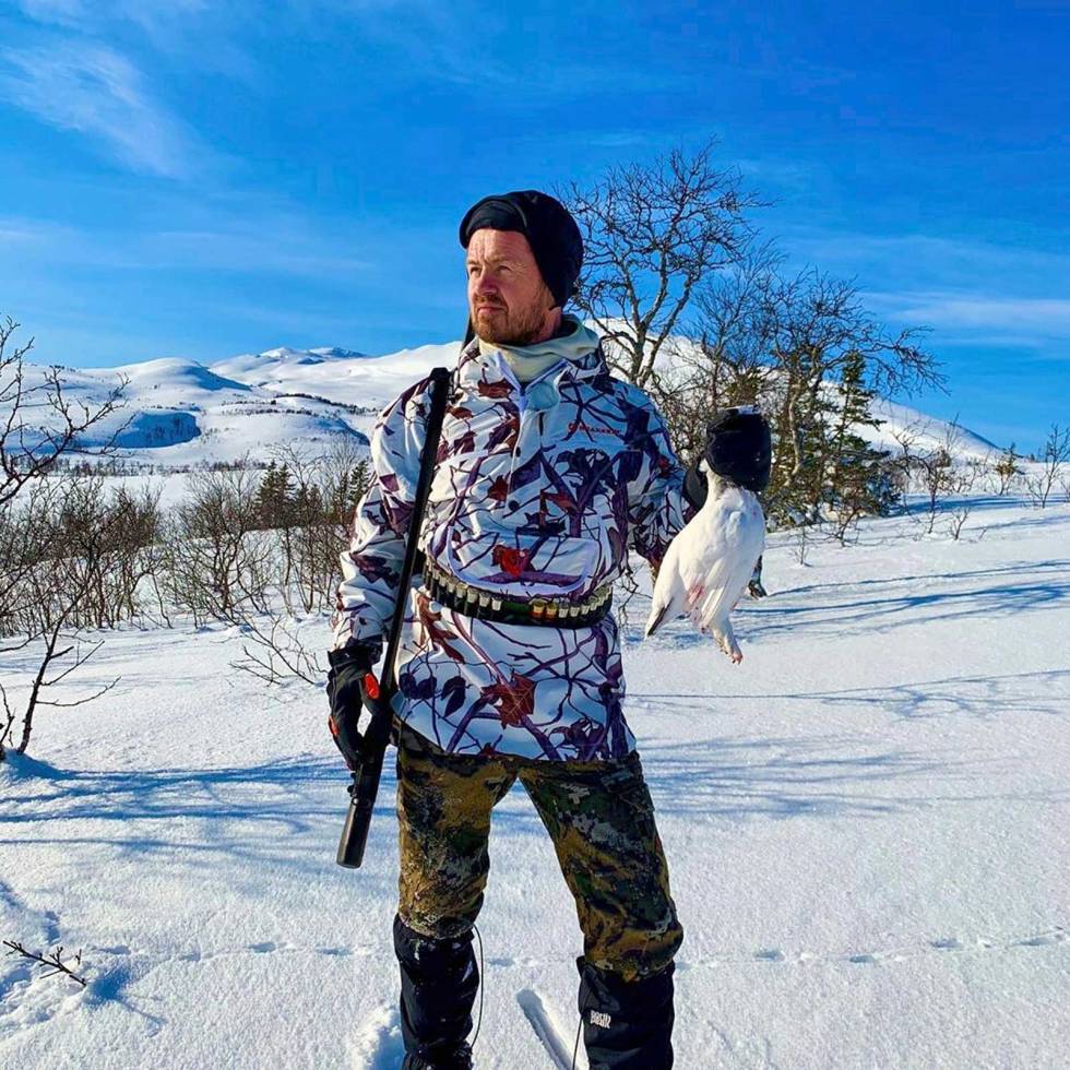@jakt100: For noen herlige dager på vinterjakt. Lierne leverer. #jegerno #adventure #nordichunter #huntinglife #markhusan #inatur #jakterlivet #dinjakt #njff #thegreatoutdoors #grousehunting #bluesky #winterwonderland jakt100