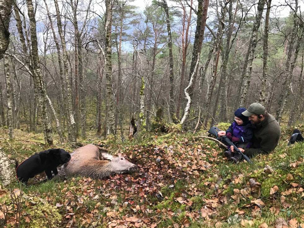 TIDLIG UTE: Ikke mange får være med på aktiv jakt mens du ennå må sitte i bæremeis! Jaktens-fremtid-7