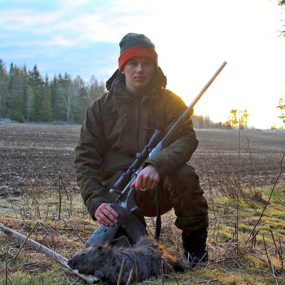 jakterlivet: For en fantastisk morgen! Vi sniker oss opp langs elven. Plutselig ser vi en bever i vannet 50 meter foran oss, Theodor legger børsa klar i skytestativet. Plask! En bever plasker rett ved siden av oss mens vi sikter på den andre beveren med både børse og kamera. Beveren dukker inn i hula si. Vi sniker oss litt lenger frem. Det bølger ut fra hula, og plutselig, rett ved siden av oss, ser vi en liten bever som svømmer under vann. Den svømmer forbi, så kommer den opp i overflaten. Mens Jacob har den i kamera, setter Theodor seg ned på kne og legger an. Pang! Beveren ligger, men så synker den... Theodor hiver av seg klærne og vasser ut, og vi får den til land. For en opplevelse! jakterlivet