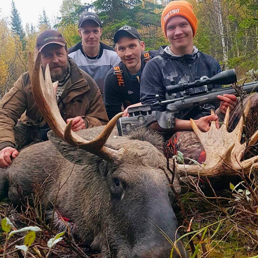 @jaktno: For en dag! Gratulerer til Lillebror med sin første okse et beist med 16 spir og en slaktevekt på 300 kg. @matstjolmen #elgjakt #moosehunting #tikkafirearms #vortexoptics #outdoorsman #wildlife #wildme #etviltliv #jegerforlivet #jegerhundogvåpen Jaktno