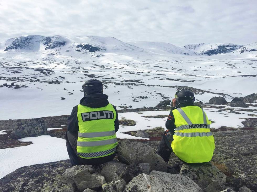 «Lovens forlengede arm»: Jaktoppsynet samarbeider tett med politiet, og er ofte gitt begrenset politimyndighet under kontrollen av jakta. Foto: Hol Fjelloppsyn Jegerjuss-viltlovgivning-3