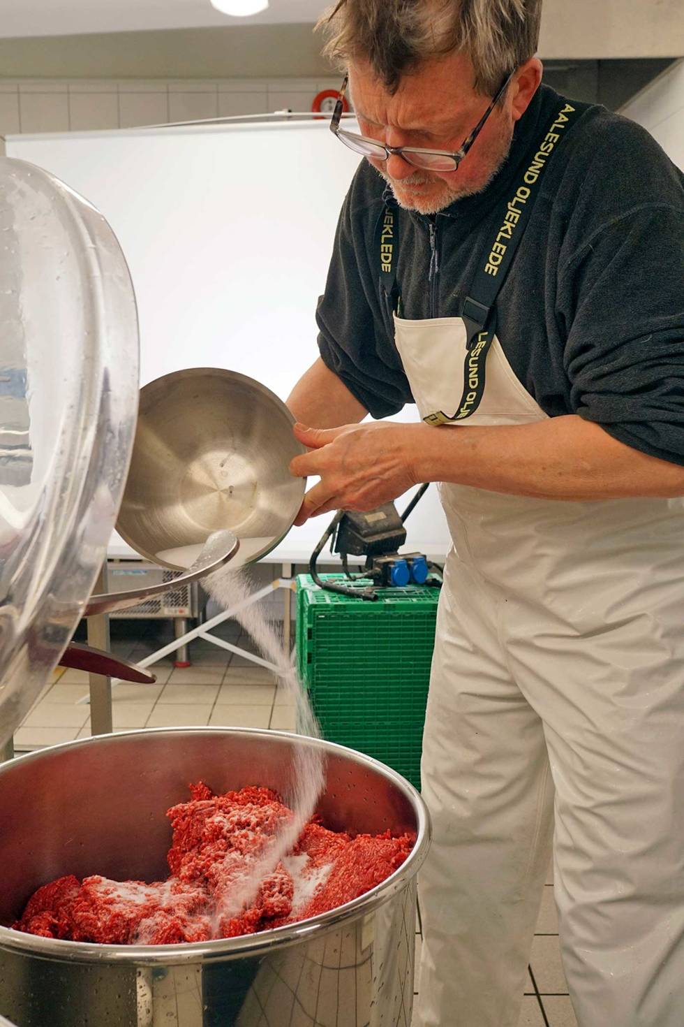 Varsom salting: 35 gram salt pr kg farse er uhørt lite for mange, men er tilstrekkelig for prosessen og gir sunnere spekemat. Jegermat-hjemmelaget-spekemat-3
