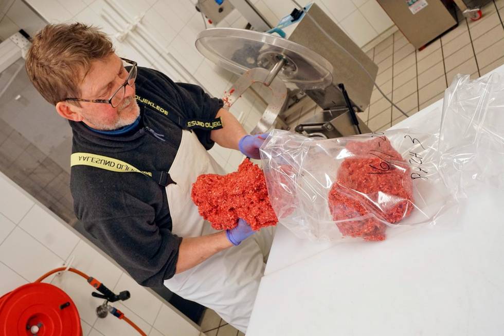 Posemassering: Fyll farsen i vakuum-poser, og sørg for å jobbe lufta godt ut av posen før du vakuumpakker og sveiser igjen. Jegermat-hjemmelaget-spekemat-5
