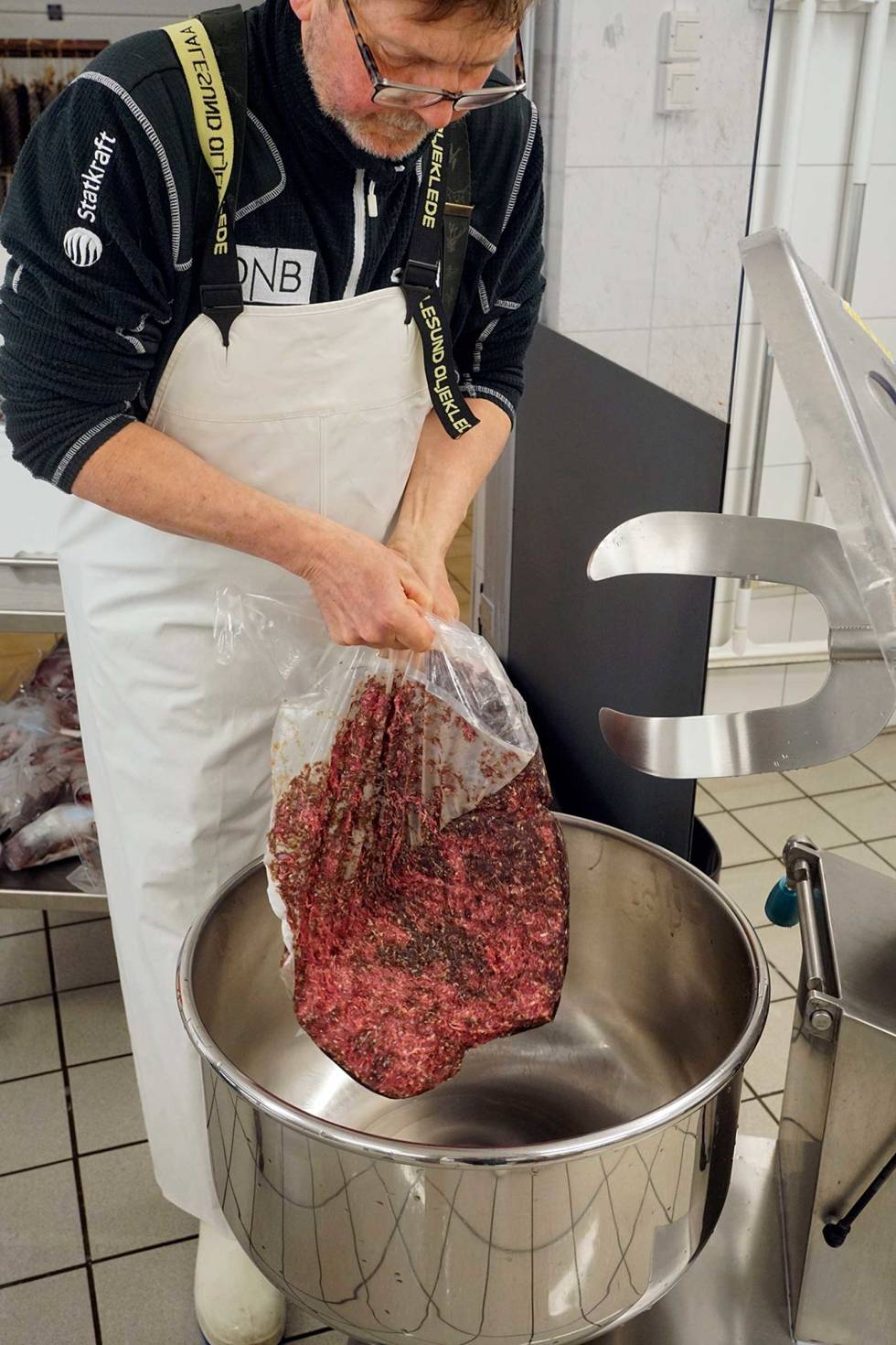 Franske følelser: Lukta fra en ferdigmodna farse setter franske følelser i sving. Posene lå i ei isoporkasse der dreneringshull i hjørnene slapp inn lys, derav litt misfarging. Jegermat-hjemmelaget-spekemat-6