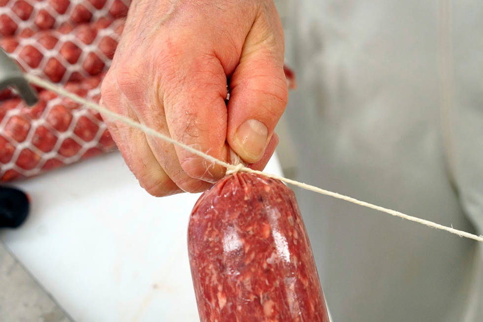 En dobbel, takk: Lær deg å knyte dobbelt halvstikk ved å tre de to halvstikkene riktig. Et trådstativ gjør det enklere å få riktig stramming på knuten. Jegermat-hjemmelaget-spekemat-8