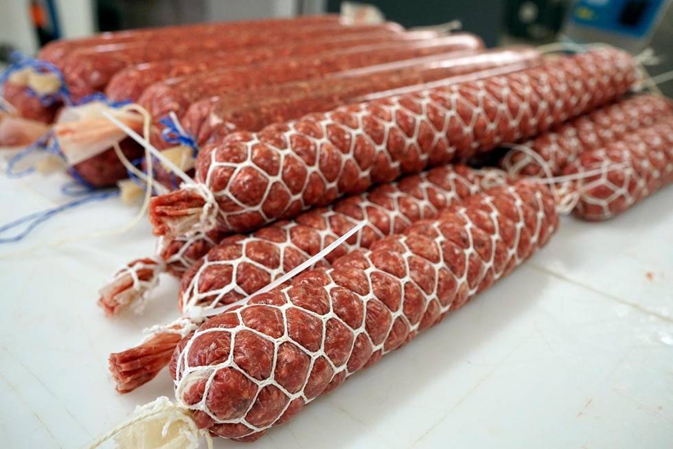 Klar for modning: Ferdige pølser, klare for en kjapp runde med kaldrøyking før de henges til modning. Dette vil garantert slå an rundt jegerbålet eller til frokosten. Jegermat-hjemmelaget-spekemat-9