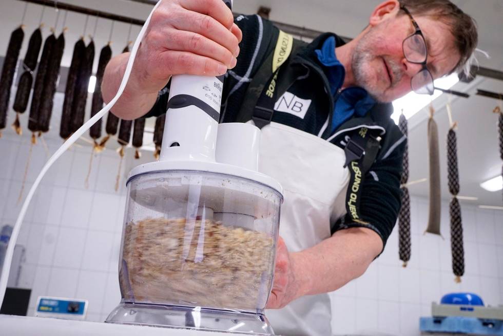 Hakketid: Hakk nøtter, rosiner og ch'arki hver for seg, da de krever ulik tid i stavmikseren. Jegermat-Pemmikan-Charki-7