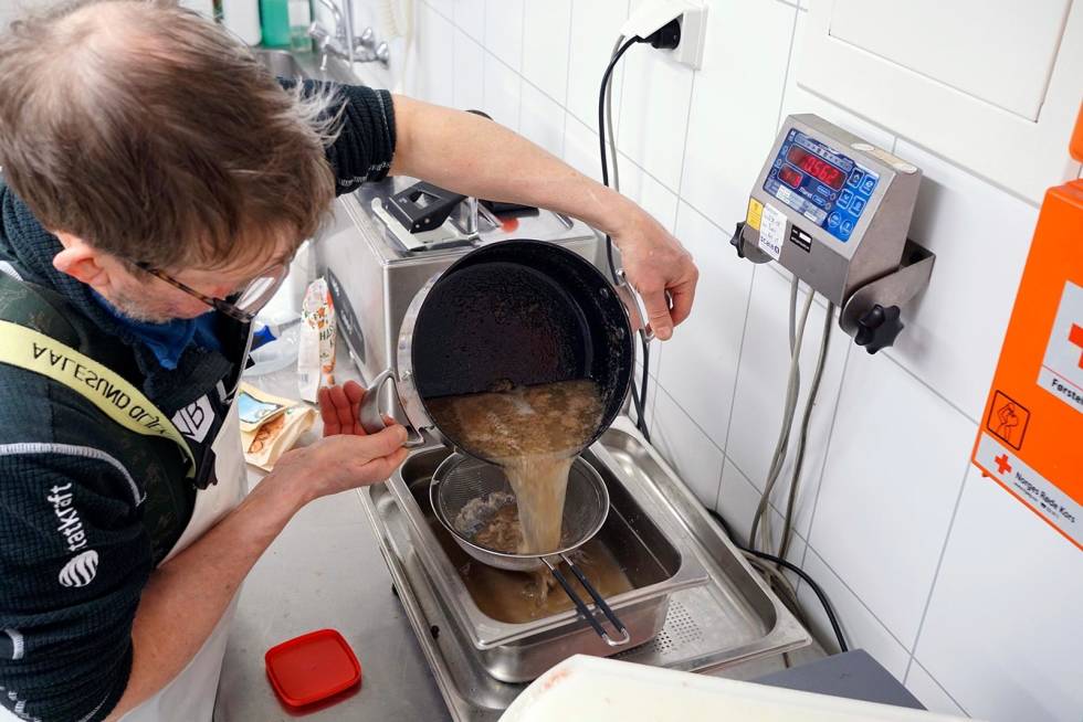 Sil og vei: Sil av fettet (bruk gjerne tørkepapir i silen) og vei opp eksakt mengde. Jegermat-Pemmikan-Charki-9