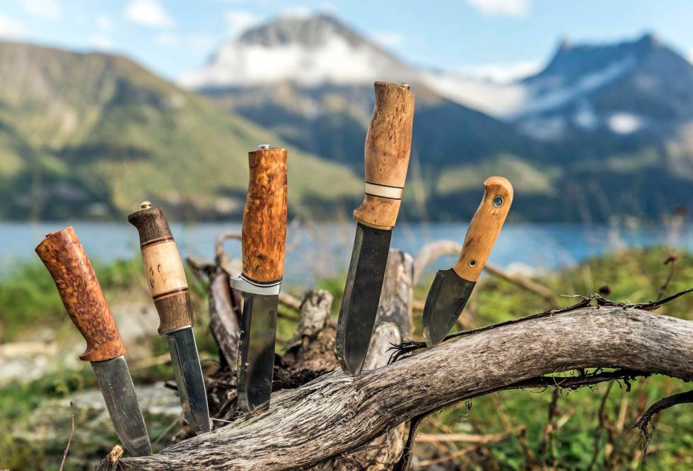 Fire vante og en uvanlig: Et utvalg kniver som alle med unntak av den til høyre gjenspeiler norsk knivtradisjon, der kniver skal kunne brukes til det meste. Jegerverktøy-Kniv-2