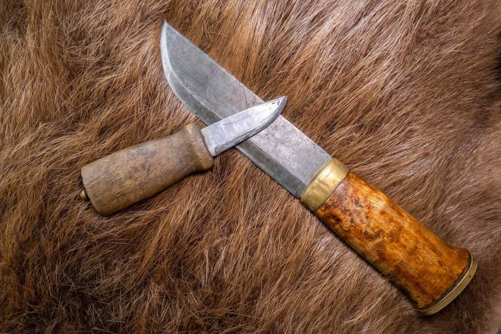 Musegjeller og reinsgjeller: Valg av kniv avgjøres mye av smak og behag. Helle Nying er en 30-40 år gammel traver som var min fars favorittkniv til alt mulig året rundt, mens andre sverget til samekniven. Jegerverktøy-Kniv-3