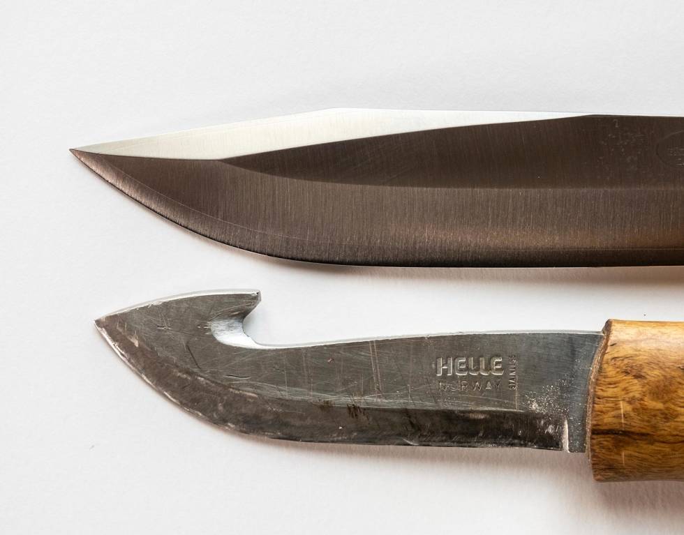 Allsidig vs spesialist: Fällkniven S1 øverst har en bladform som passer til allround-bruk foran den mer utpregete jaktkniven nederst. Legg merke til den store buken på jaktkniven. Med bukåpneren i tillegg blir den upraktisk til spikking og filetering. Jegerverktøy-Kniv-5