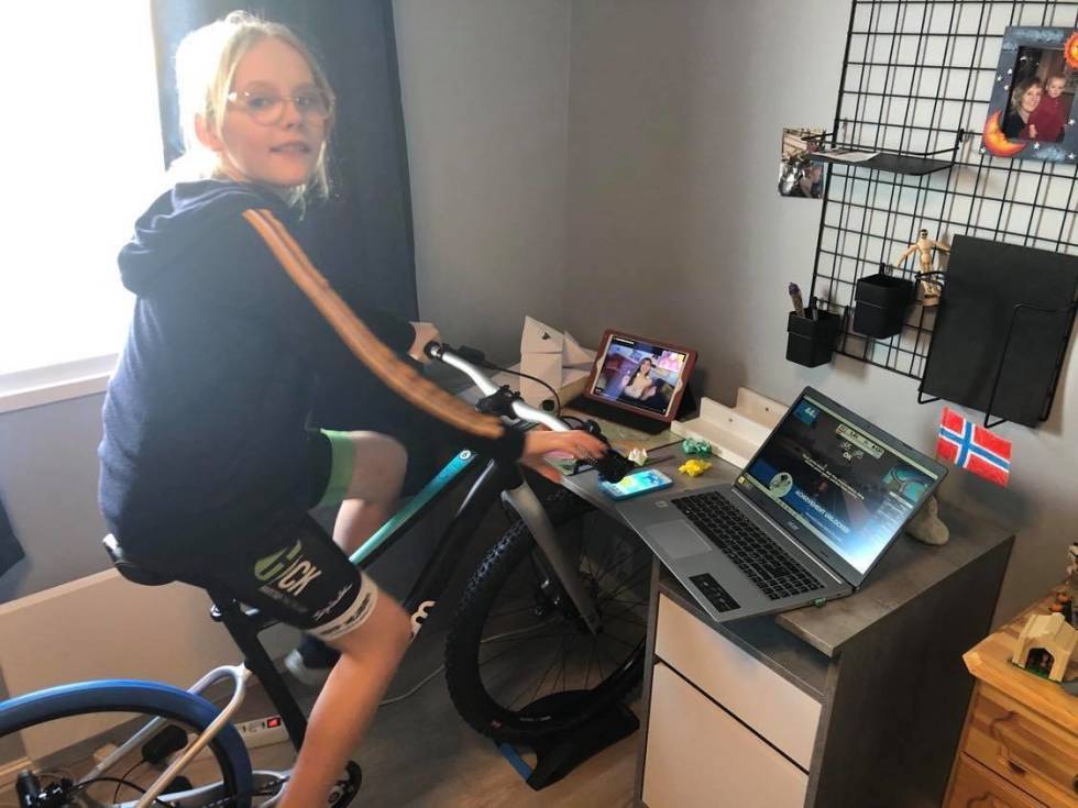 ZWIFTER: Jenny Brendmo (snart 11) er en av flere ungdommer i Harstad CK som skal være med på den nye Zwift-ligaen som starter på onsdag. Foto: Privat Zwift med egen NCF-liga for ungdom