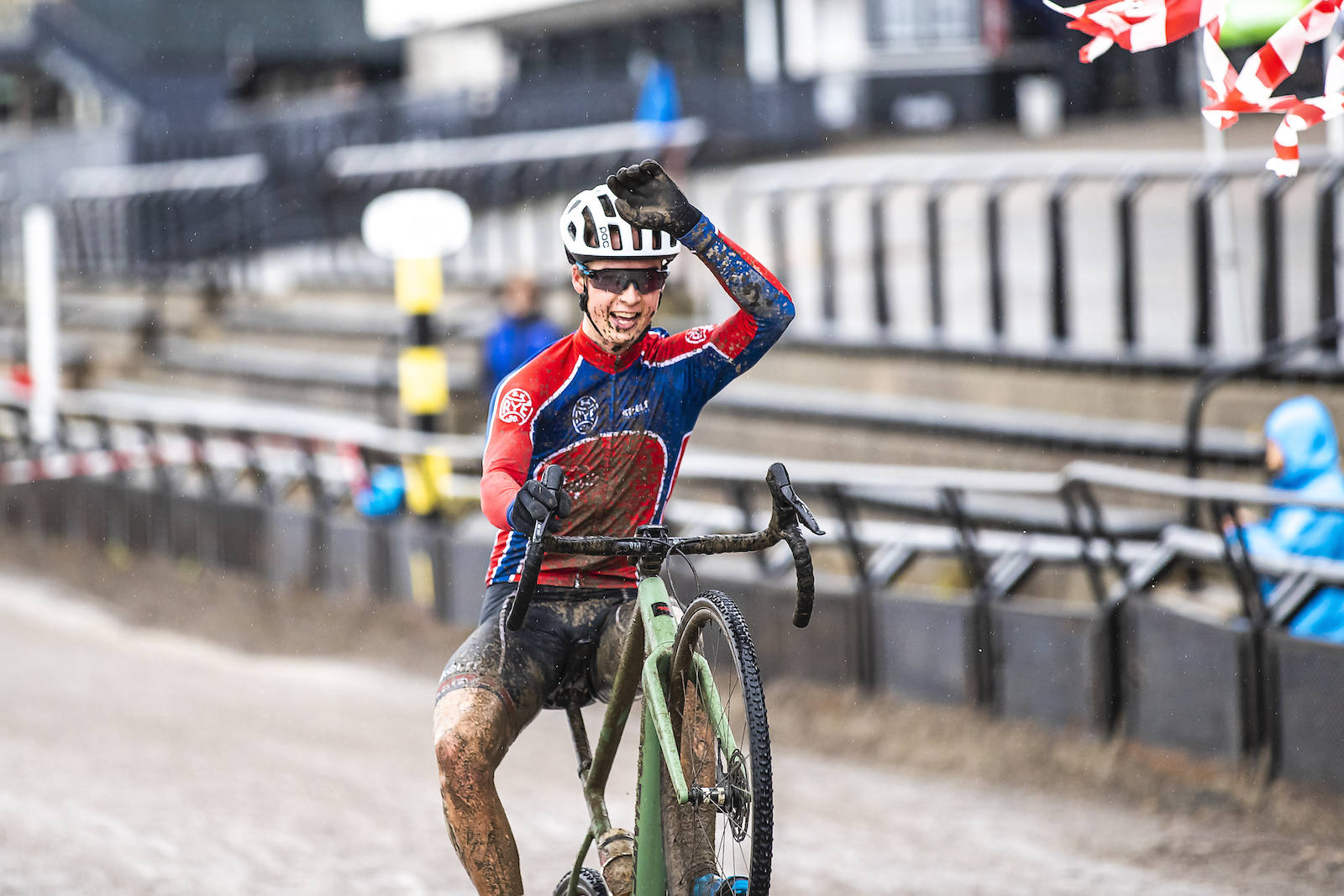 TID TIL WHEELIE: Jens Bergmann vant med luke nok til å risikere enn wheelie på vei over målstreken. Foto: Pål Westgaard Bjerkekross 2019 ble en tung og våt affære Foto: Pål Westgaard