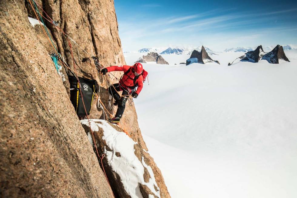 ANTARKTIS: Det er ikke så lett å få tak i tøffe bilder av Jimmy, siden han stort sett selv er bak kamera. Men her jobber han i veggen på Ulvetanna i Antarktis. Foto: The North Face Jimmy-Chin-2