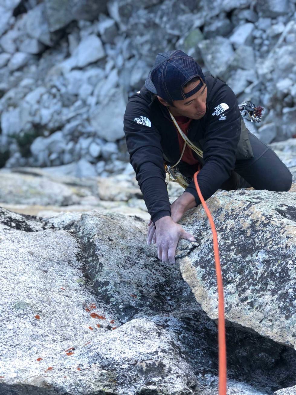 TRIMTUR: Jimmy følger etter kompisen og alpinklatre-legenden Conrad Anker på klatretur hjemme i Wyoming. Foto: Conrad Anker Jimmy-Chin-3