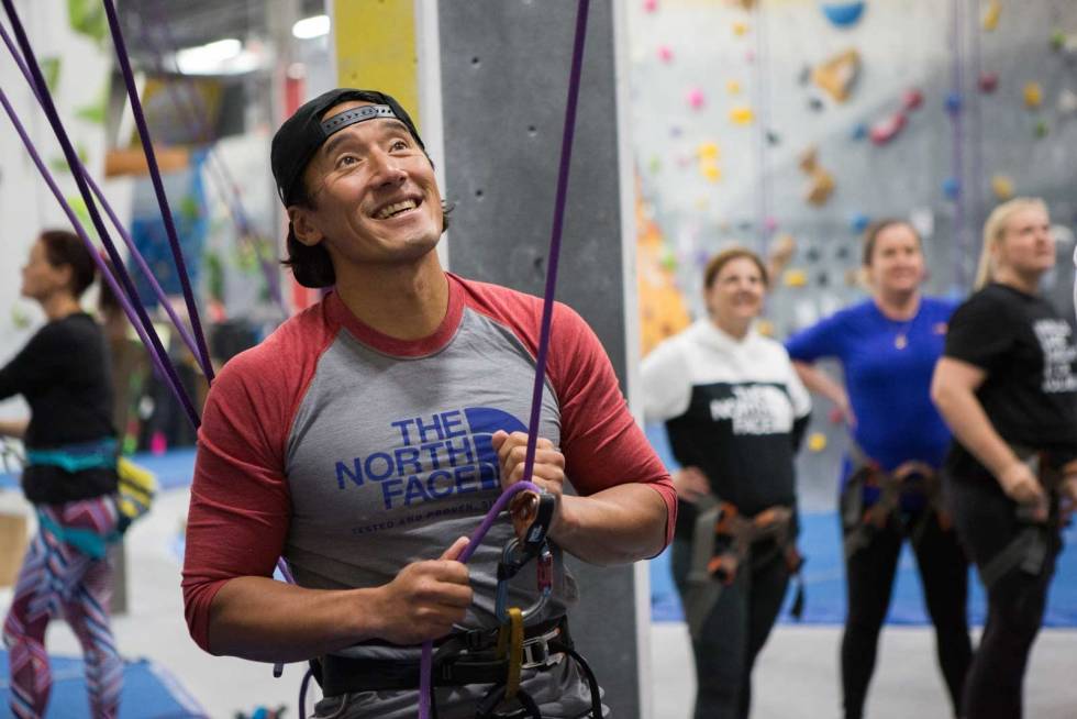 TAR TAK: Jimmy Chin er på jobb, denne gangen går den ut på å sikre en kinesisk influenser i et klatresenter i New York. Foto: Tore Meirik Jimmy-Chin-4