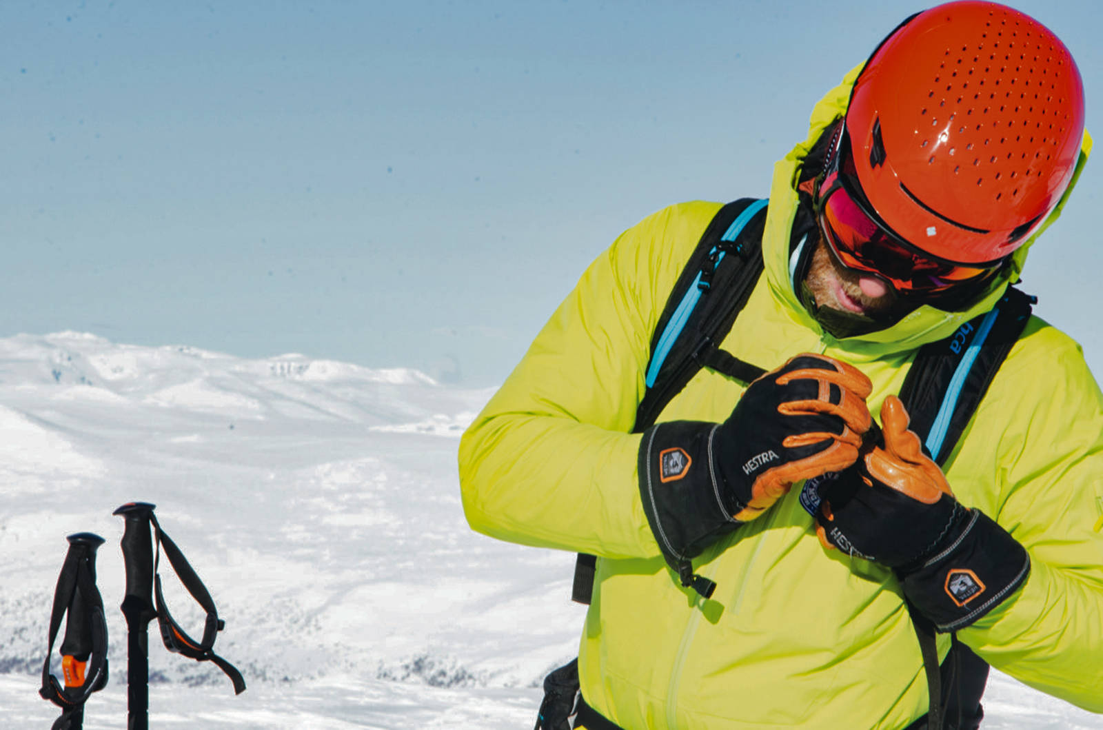 HJELM TIL TOPPTUR: En hjelm man bruker på topptur bør ha litt mindre volum og veie noe mindre enn en hjelm man bruker i skianlegget, mener Jørgen Aamot. Foto: Erlend Sande Jørgen Aamot Hemsedal