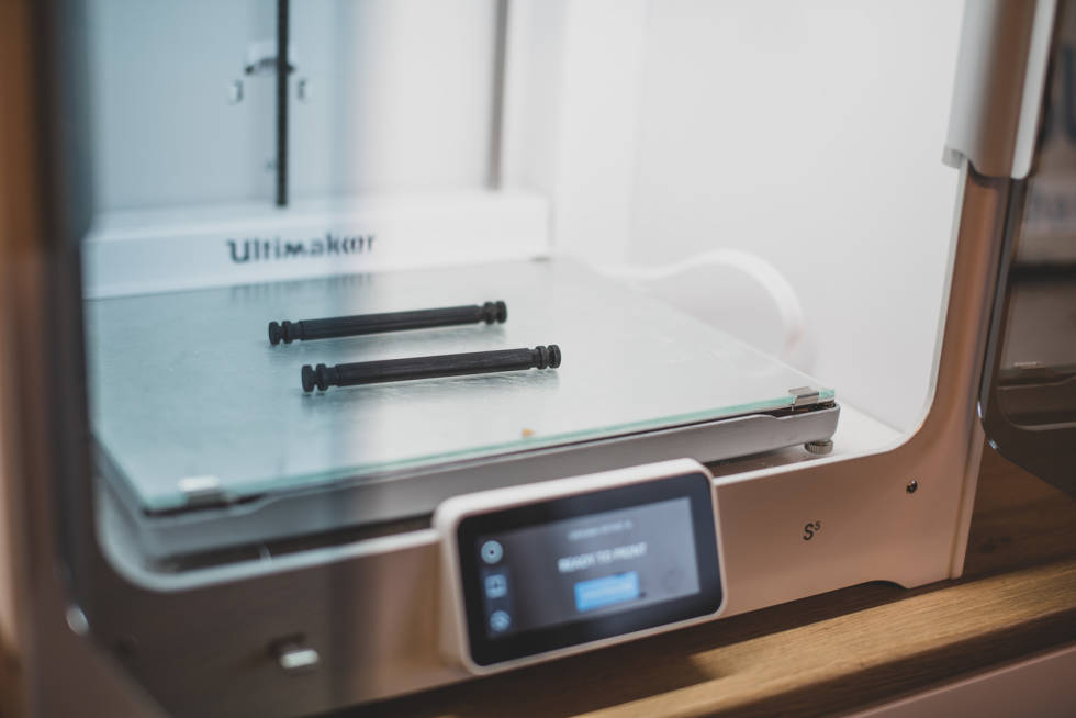 HØYTEKNOLOGISK: Kristian 3D-printer daglig flere deler for tilpasninger til sykler med skivebremser. jokerbilen-9