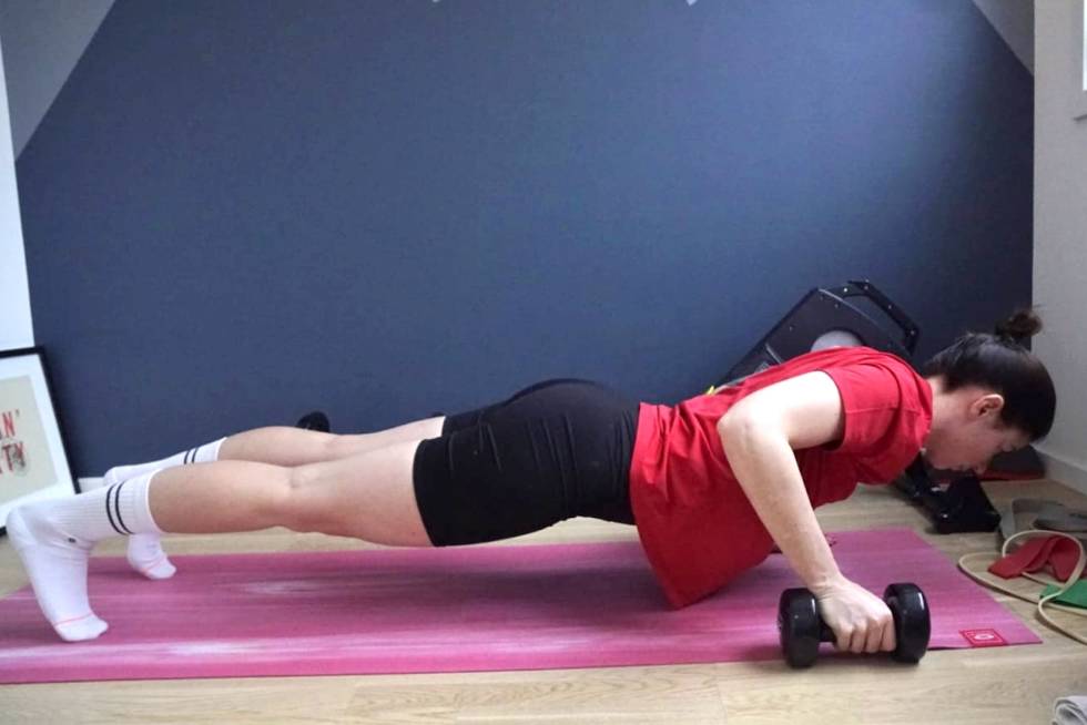 PUSHUP: Armhevinger med forflytning av vekt. 10 repetisjoner, 3 sett. Joline Johansson styrketrening