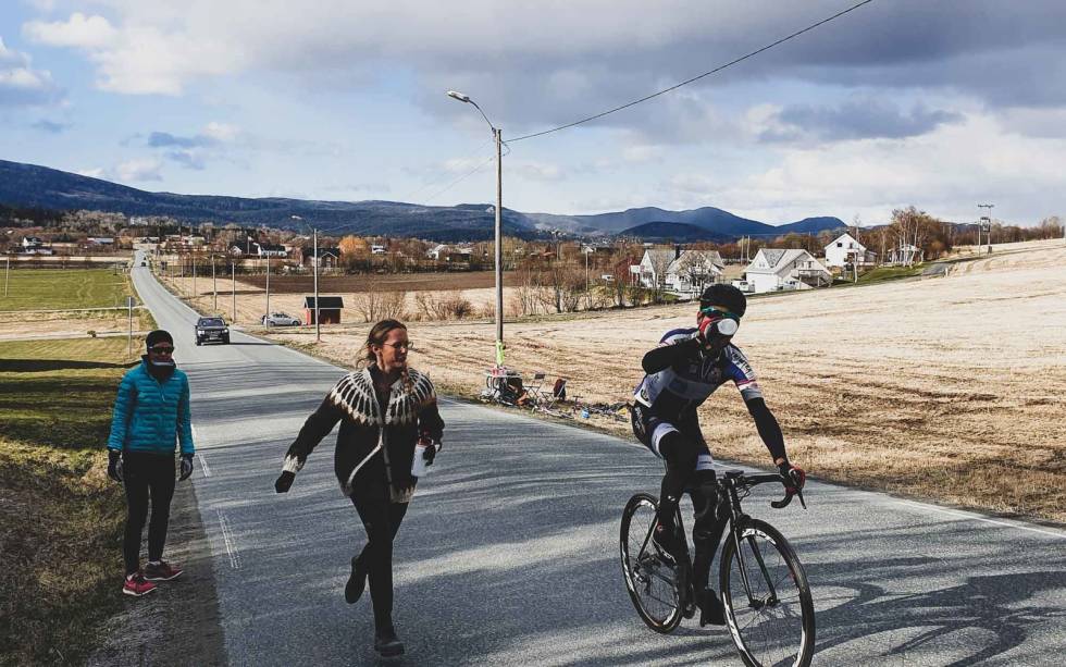 HVILESKJÆR: Jahn Frederik Grue tar en slurk på en av de hundreogørten klatringene på Fosen. Foto: Gudmund Toverud Høglund. jon-breivold-everesting-3