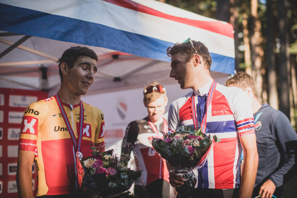 BITTERT: Jonas og Sven Erik før premieseremonien. Medalje og trøyer ble delt ut på forhånd av koronahensyn. Foto: Henrik Alpers. jonas-iversby-hvideberg-1-2