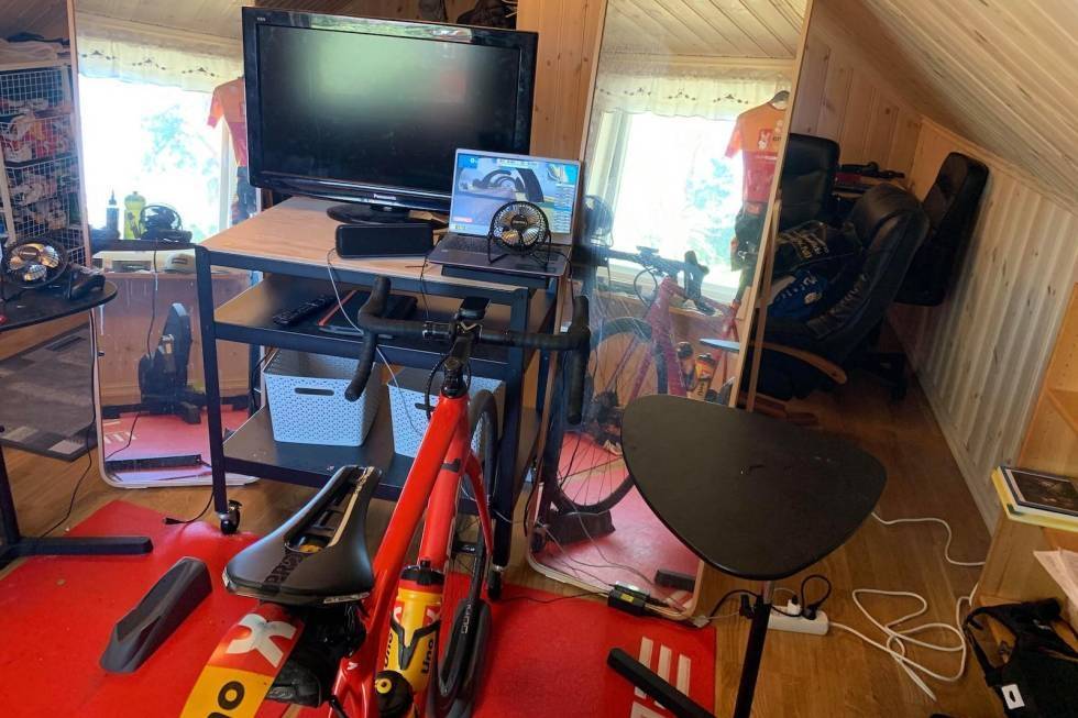 GODT UTSTYRT: Slik ser det ut der Jonas Iversby Hvideberg har rigget seg til for å sykle digitale ritt. Jonas Iversby Hvideberg Zwift
