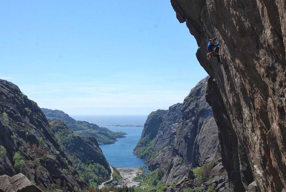 FLYVENDE VIKING: Thomas Meling tester ruta Flying Vikings. Da Robert Caspersen gikk den første gang i 1997 nølte han med å gi den navn og grad siden han ikke hadde gått alle tre taulengdene i fri til toppen (8+, 9-/A0, 4+). Ruta fikk en ny bestigning av Daniel Jung i 2013, som da var uvitende om at første taulengde faktisk var gått før - og Caspersen står nå oppført som førstebestiger. Foto: Mari Salvesen Jossingfjord-klatreruter-2