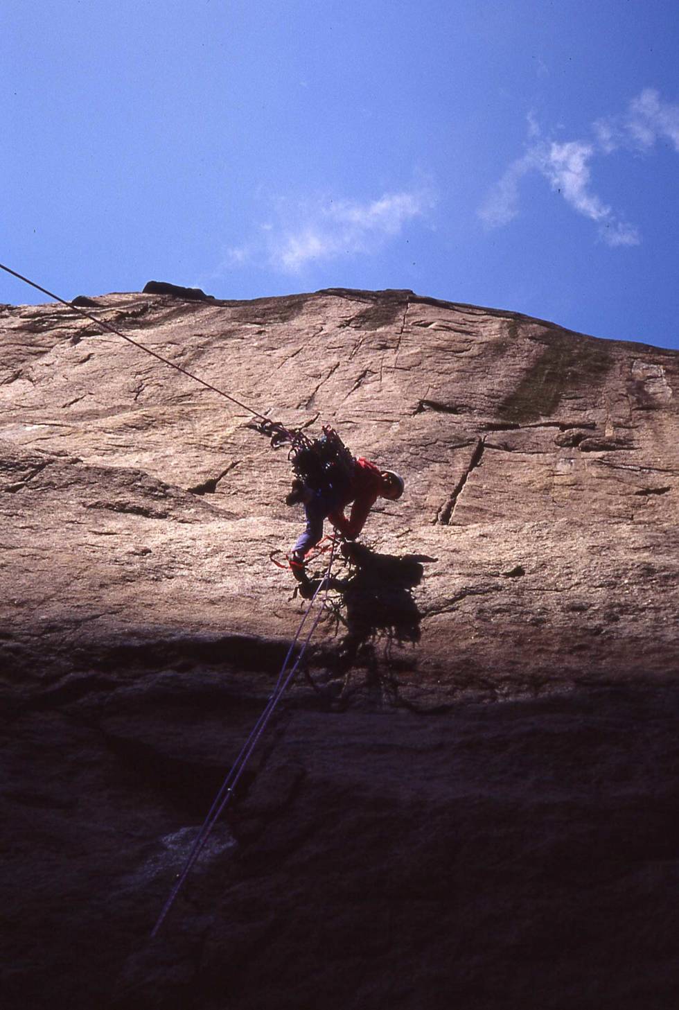 TEKNISK: Leif Kristian Jensen tråkker seg opp Polakkruta aka The Recovery Drink på Profilveggen i Jøssingfjord. Foto: Olav Båsen Jossingfjord-klatreruter-3