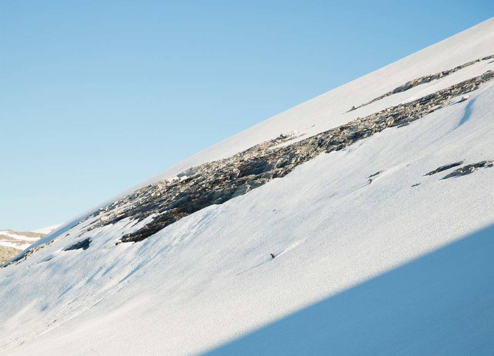 STORE LINJER: Ivar Løvik og Vegard Byrkjeland Aasen dundrer ned ei nordvendt og snøfylt side ved Styggevatnet i Jostedalen. Dato på bildet er 9. august. Foto: Håvard Nesbø Styggevatnet Jostedalen