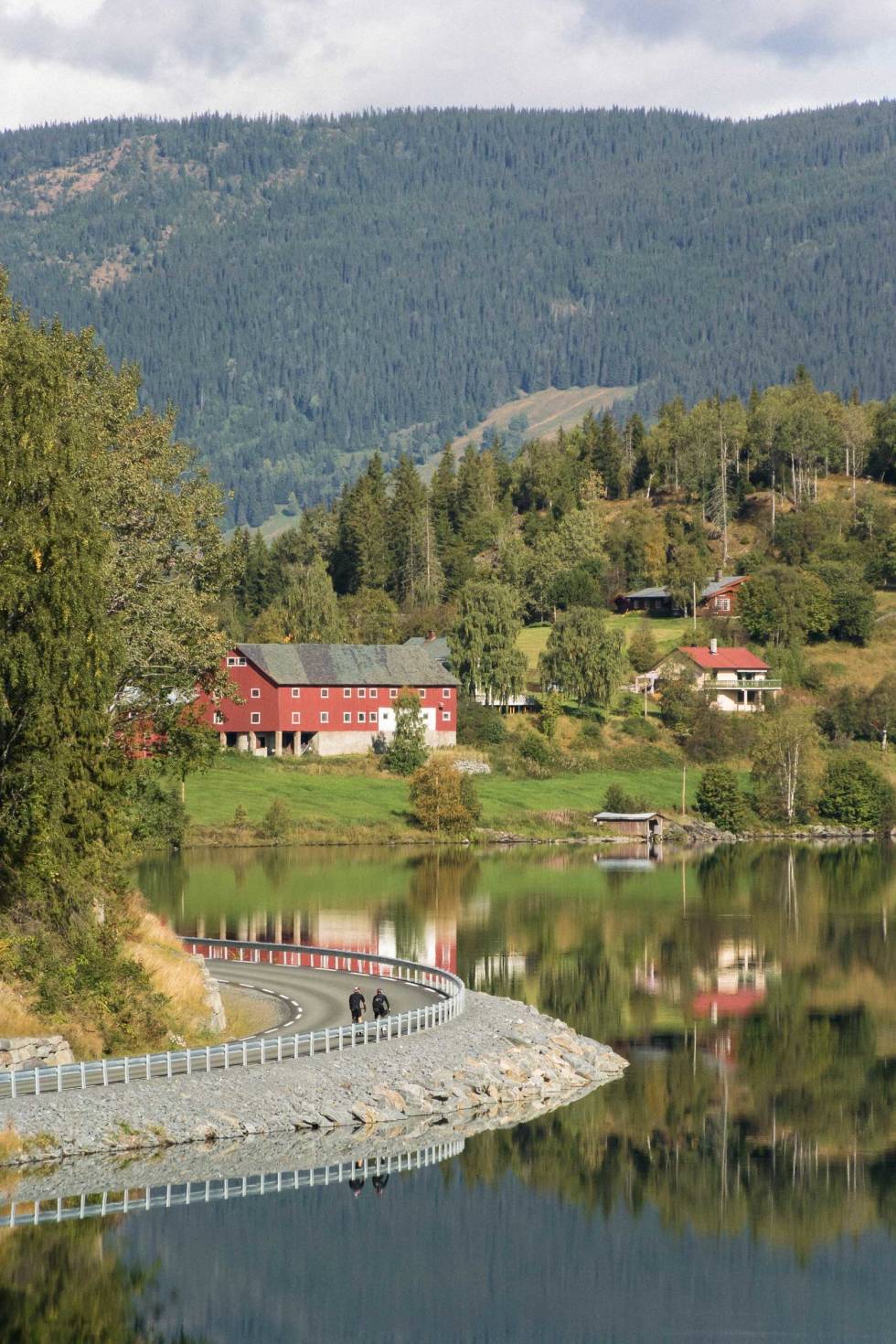 MORGENSTUND I VALDRES: Luften er skarp og klar, og vi møter ikke et vindkast før vi er oppe ved Tyin. Vestsidevegen ved Slidrefjorden har nylagt asfalt og nytt autovern. Jotunheimen-Landevei-norges-flotteste-2