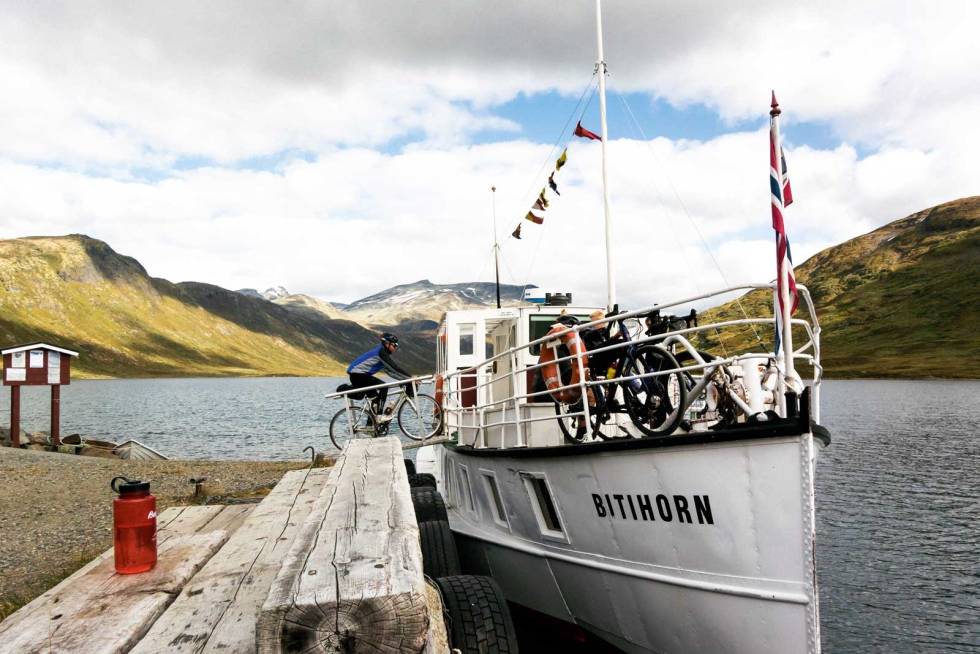 SISTE REIS: Vi rakk så vidt Bitihorn fra Eidsbugarden til Bygdin. Ta med deg lunsjen på båten, det er rosinen i pølsa på en heldagsopplevelse som dette. Jotunheimen-Landevei-norges-flotteste-4