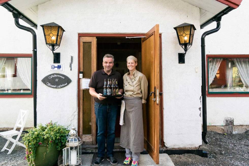 NÆRINGSVETT: På Strand Fjellhotell lever de av syklister, toppturentusiaster, skiløpere og vandrere. De serverer kun lokal mat og øl. Ekteparet Tom og Kari Anne Sukkestad finner du både bak bardisken, på kjøkkenet eller som selskap i dagligstuen. Jotunheimen-Landevei-norges-flotteste-5